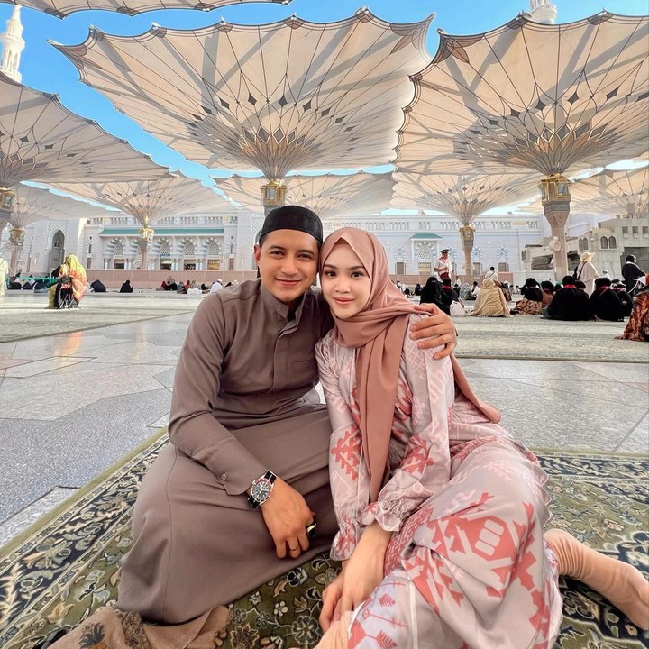 <p>Potret saat di Mekkah juga Dea dan Chand Kelvin bagikan di akun Instagramnya. Dalam unggahan tersebut, Dea meninggalkan <em>caption</em> manis dengan <em>emoticon</em> hati. "Mengukir kenangan indah bersamamu." (Foto: Instagram @deasahirah dan @chand_kelvin)</p>