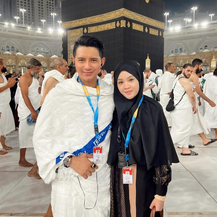 <p>Tak hanya ke Vietnam, pasangan ini juga melanjutkan perjalanan ke Tanah Suci untuk ibadah Umrah, Bunda. Chand Kelvin sebut ini merupakan rezeki tak terduga dari Allah. "<em>Alhamdulillah-nya</em>, pertama kali kita bulan madu itu langsung ikut kajian suami istri di Bogor sama teman-teman. <em>Alhamdulillah</em> ini dapat kesempatan buat umrah, padahal waktu (berkhayal) 'Enak kali ya kita umrah berdua'. Ternyata qadarullah dapat rezeki dari Allah," katanya. (Foto: Instagram @deasahirah dan @chand_kelvin)</p>