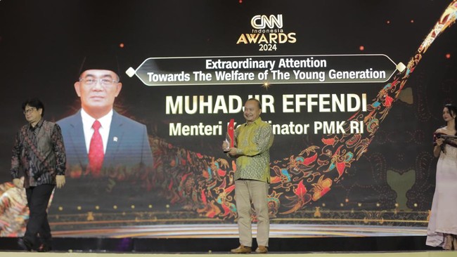 Muhadjir Effendy meraih penghargaan Extraordinary Attention Towards The Welfare Of The Young Generation dalam acara CNN Indonesia Awards ketujuh.