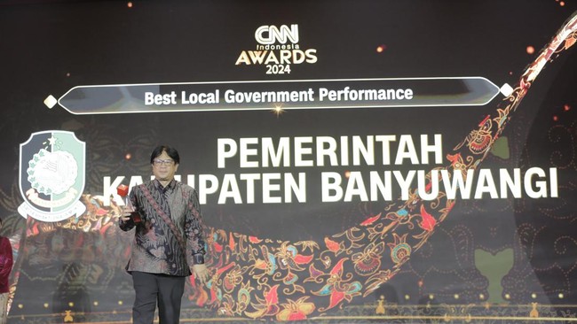 Pemerintah Kabupaten (Pemkab) Banyuwangi berhasil meraih penghargaan Best Local Government Performance dalam ajang CNN Indonesia Awards 2024.