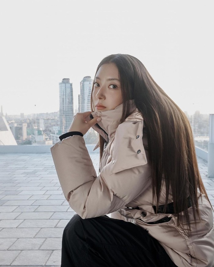 Dalam pemotretan tersebut, sang aktris memacarkan pesona hangat selaras dengan musim gugur yang telah tiba melalui padu-padan trendi pakaian sporty dari brand Prancis 'Fusalp' dalam koleksi terbaru 'Good Day'./ Foto: instagram.com/dazedkorea