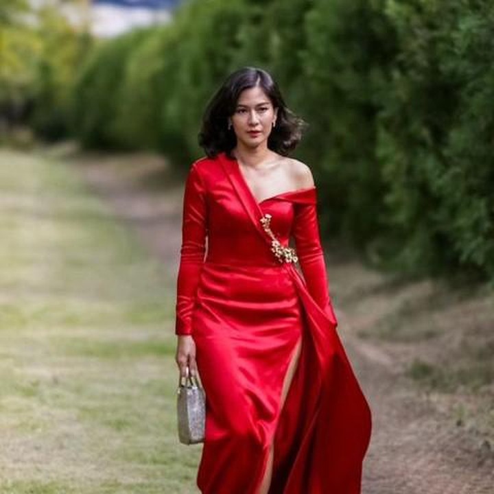 <p>Dian Sastrowardoyo sangat bahagia dan bersyukur atas kemenangan yang diraih <em>Gadis Kretek</em>, Bunda. Ia pun menyebut penghargaan ini sangat berharga untuk timnya. "Terima kasih kepada Seoul International Drama Awards atas penghargaan yang luar biasa ini," tulis Dian di caption. Juga, ia menyebut kemenangan ini merupakan perayaan atas kerja keras semua orang yang terlibah di balik <em>Serial Gadis Kretek</em>. "<em>Gadis Kretek</em> adalah kisah yang dekat dengan hati kami, dan menghidupkannya benar-benar merupakan hasil kerja keras semua orang yang terlibat. Saya bersyukur bisa berperan dalam menghidupkan cerita ini, namun dibutuhkan kerja keras seluruh tim untuk membuatnya bersinar. Penghargaan ini merupakan perayaan atas upaya kolektif tersebut dan visi bersama yang kami yakini." (Foto: Instagram @therealdisastr)</p>