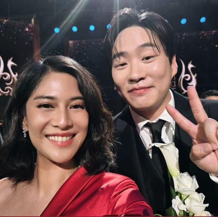 <p>Tak sampai di sana, ada pula momen Dian bersama Ahn Jae Hong, bintang serial yang tak kalah terkenal, <em>Mask Girl.</em> (Foto: Instagram @therealdisastr)<br /><br /><br /></p>