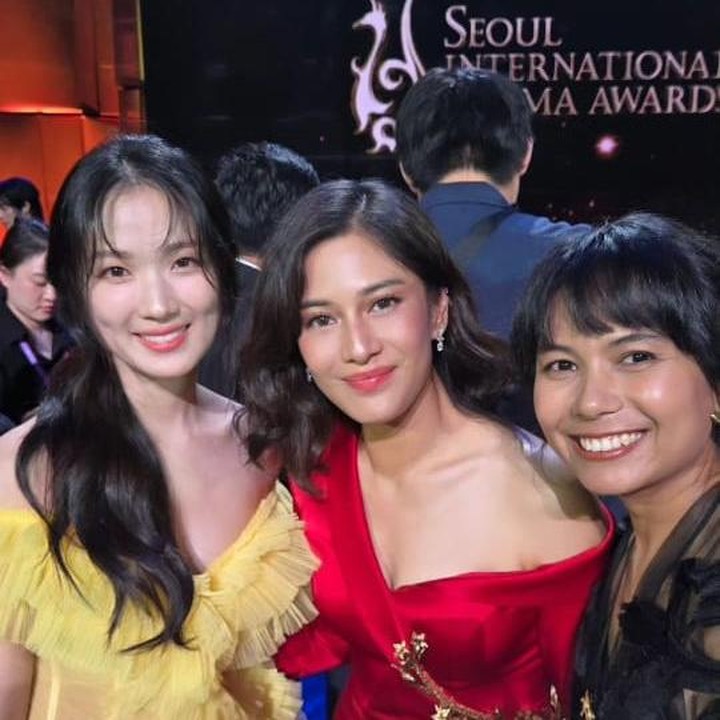 <p>Dian juga berkesempatan untuk foto bareng aktris cantik, Kim Hye Yoon, bintang drama Korea<em> Lovely Runner.</em> (Foto: Instagram @therealdisastr)<br /><br /><br /></p>