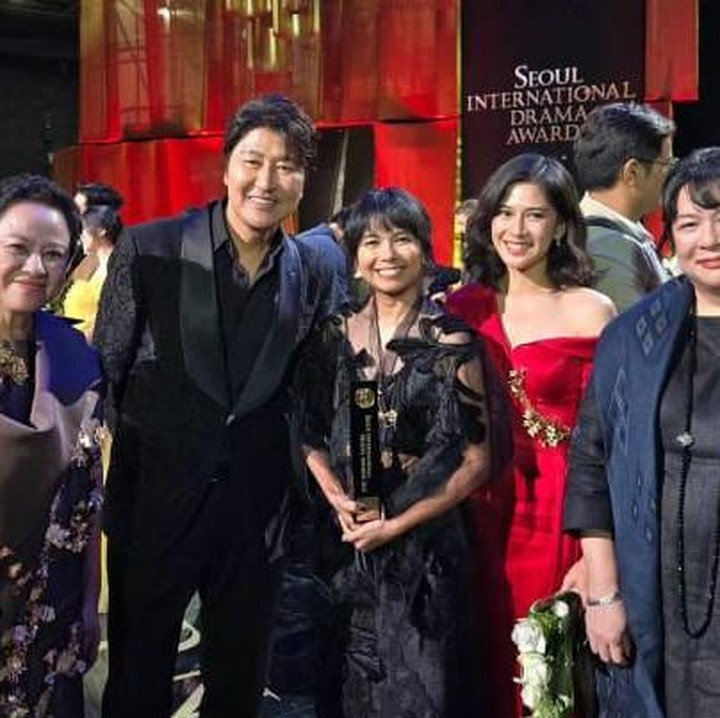<p>Ya, Dian memang mengabadikan beberapa potret bersama aktor-aktor terkenal Korea Selatan, Bunda. Selain bersama Park Chan Wook, ia juga melakukan <em>group selfie</em> bersama Song Kang Ho, bintang film terkenal <em>Parasite.</em> (Foto: Instagram @therealdisastr)<br /><br /><br /></p>
