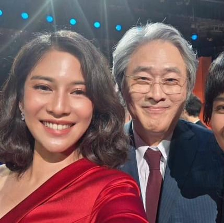 <p>Lewat akun Instagram pribadi, Bunda dua orang anak ini mengunggah sejumlah momen dirinya saat hadir di Seoul International Drama Awards 2024 yang dibagikan di Instagram. Mulai dari perjalanan menuju lokasi, hingga keseruannya bertemu para aktor, aktris, hingga sutradara kenamaan Korea Selatan, Park Chan Wook. (Foto: Instagram @therealdisastr)<br /><br /><br /></p>