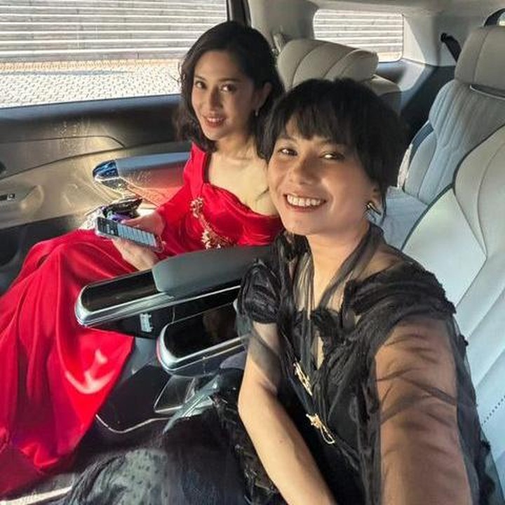 <p>Serial <em>Gadis Kretek</em> menang penghargaan Best Miniseries dalam kategori International Competition Program di Seoul International Drama Awards 2024, Bunda. Sebagai bintang utama, Dian Sastrowardoyo tampak menghadiri ajang bergengsi tersebut bersama sutradara <em>Gadis Kretek</em>, Kamila Andini. (Foto: Instagram @therealdisastr)<br /><br /><br /></p>