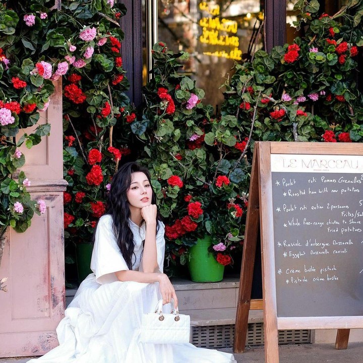 <p>Dilraba Dilmurat adalah aktris asal China yang sukses memikat hati banyak orang melalui akting dalam beberapa film dan kecantikannya. Lama tak muncul di layar kaca, akhirnya Dilraba mengobati rindu para penggemarnya dengan mengunggah beberapa potret terbaru. (Foto: Instagram@dilrabaxx63)</p>