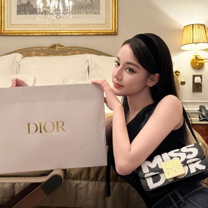 <p>Alih-alih liburan, ternyata Dirlaba menghadiri salah satu acara brand ternama yakni Dior Cruise 2025. Ia diketahui hadir sebagai Dior International Fashion and Beauty Ambassador, Bunda. (Foto: Instagram@dilrabaxx63)</p>