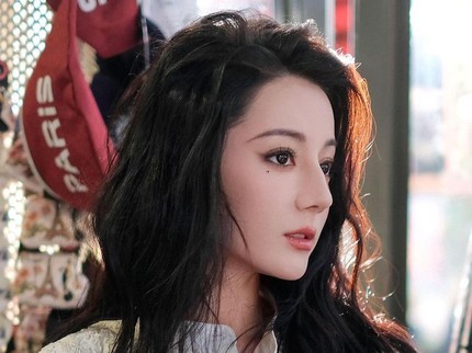 5 Potret Terbaru Dilraba Dilmurat, Salah Satu Perempuan Tercantik Dunia