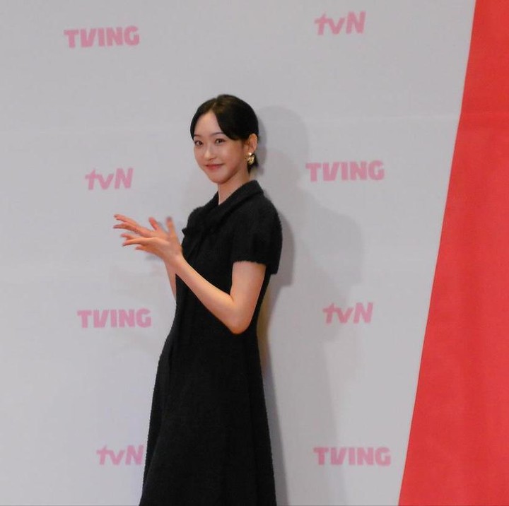 <p><em>Dress</em> hitam yang dikenakan Han Ji Hyun pada foto ini membuatnya terlihat anggun dan kalem, ya, Bunda. Tidak banyak aksesori yang digunakan, namun aura cantik naturalnya justru semakin terlihat. (Instagram: @hanjiji54)</p>