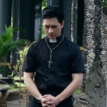 Sinopsis 'Kuasa Gelap' Film Indonesia dengan Tema Eksorsisme Katolik