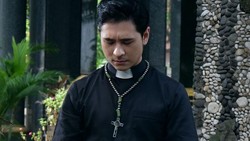 Sinopsis 'Kuasa Gelap' Film Indonesia dengan Tema Eksorsisme Katolik