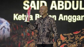 FOTO: Momen Said Abdullah Sabet Penghargaan di CNN Indonesia Awards