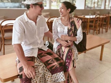 Pindah Agama ke Hindu, 7 Potret Happy Salma Rayakan Galungan Bareng Suami Bangsawan Bali