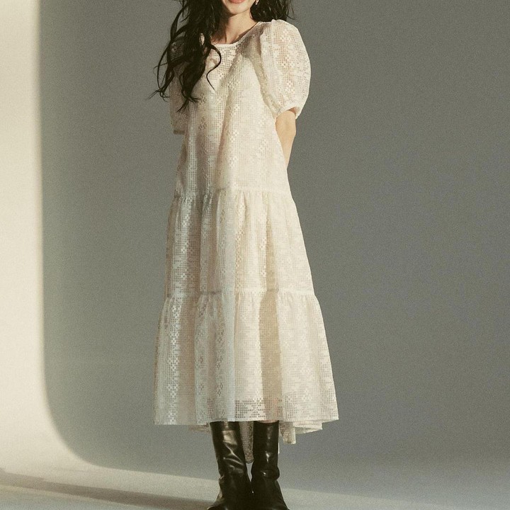 <p>Jika pada foto sebelumnya Han Ji Hyun memakai <em>dress</em> hitam, pada gambar ini ia mengenakan <em>dress</em> putih panjang bergelombang, serta dipadukan dengan <em>boots</em> hitam. <em>Dress</em> putih membuat wajahnya tampak bersinar, ya, Bunda. (Instagram: @hanjiji54)</p>