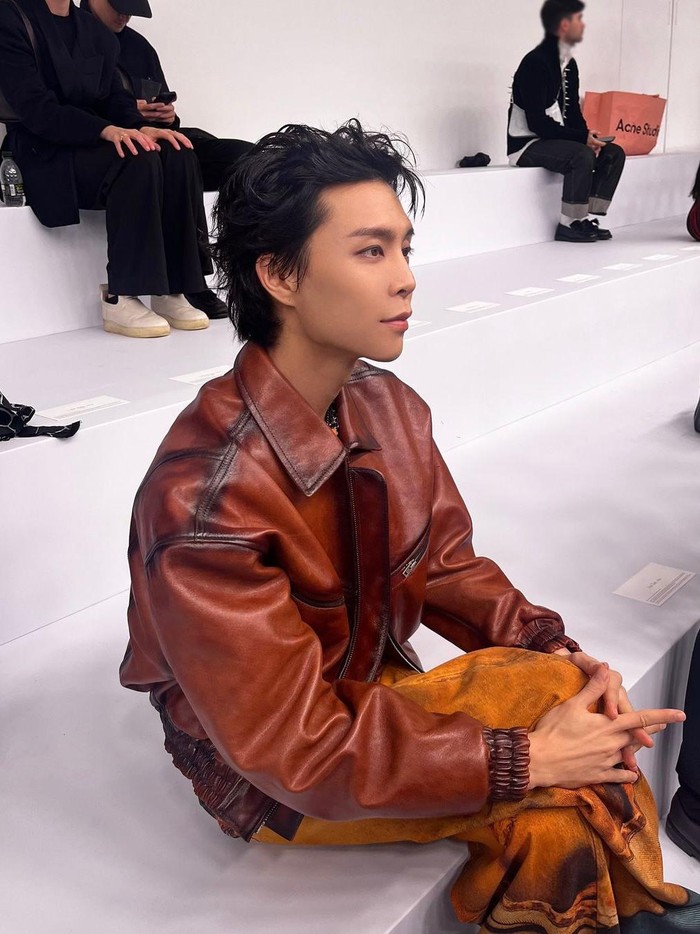 Penampilan Johnny NCT makin tampak keren dengan rambut hitam yang ditata dengan sedikit 'messy' dan memperlihatkan bagian dahi./ Foto: instagram.com/nct