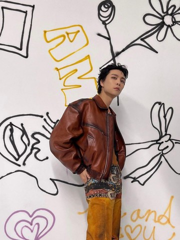 Potret Kerennya Johnny NCT Saat Menghadiri Acne Studios Spring/Summer 2025 di Paris Fashion Week