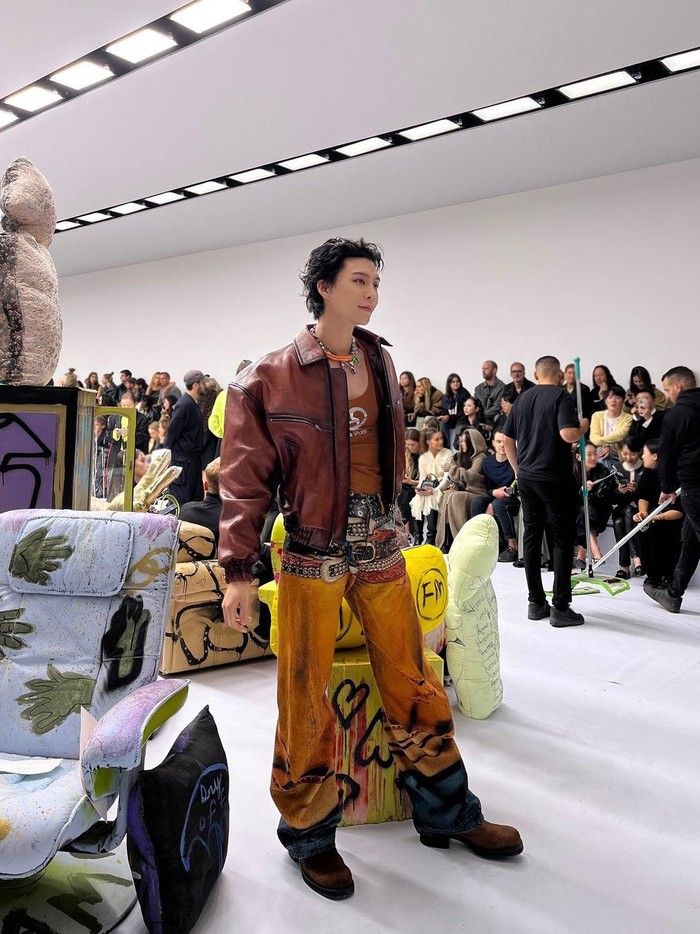 Kali ini, idol kelahiran Amerika Serikat tersebut tampil dalam balutan leather jacket, printed pants, choker, serta sepasang sepatu boots berbahan suede./ Foto: instagram.com/nct