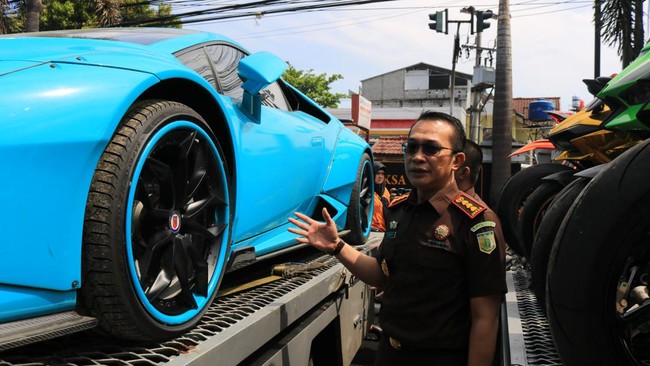 Aset Doni Salmanan nan disita Kejari Bandung meliputi duit Rp7,5 miliar, mobil mewah Porsche, dan dua unit rumah mewah.