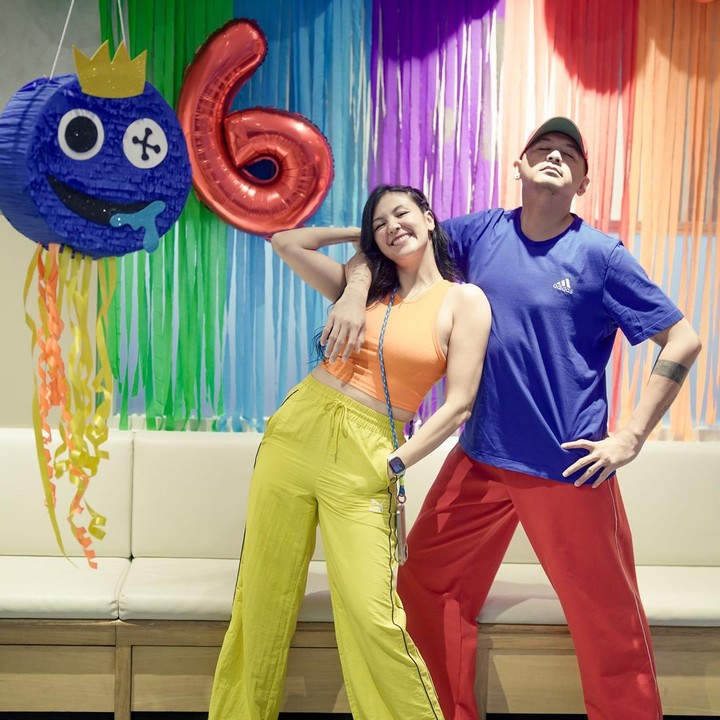 <p>Di acara tersebut, Sharena dan Delon juga kompak mengenakan busana yang bernuansa <em>colorful</em> demi sang putri, nih. Seperti tahun-tahun sebelumnya, pasangan ini selalu kompak membuat sendiri dekorasi ulang tahun sang anak. (Foto: Instagram @mrssharena)</p>