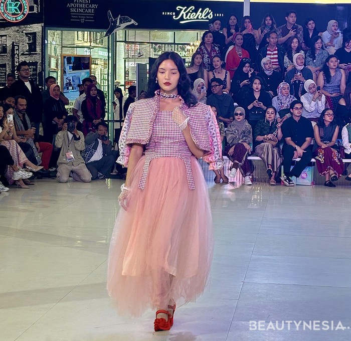 Tenun pink Sulawesi yang ditambahkan pada bagian lengan ini menyatu cantiknya dengan blazer berbahan serat wol. Lalu, disempurnakan dengan rok tile tingkat berwarna peach./Foto: Rini Apriliani/Beautynesia