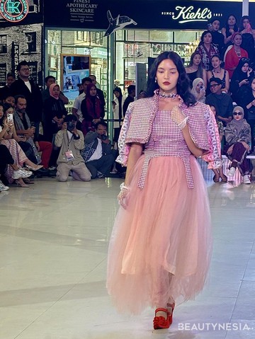 Potret Koleksi 'Nona Lisa', Kolaborasi Cita Tenun Indonesia dan Qanagara di Fashion Nation 2024