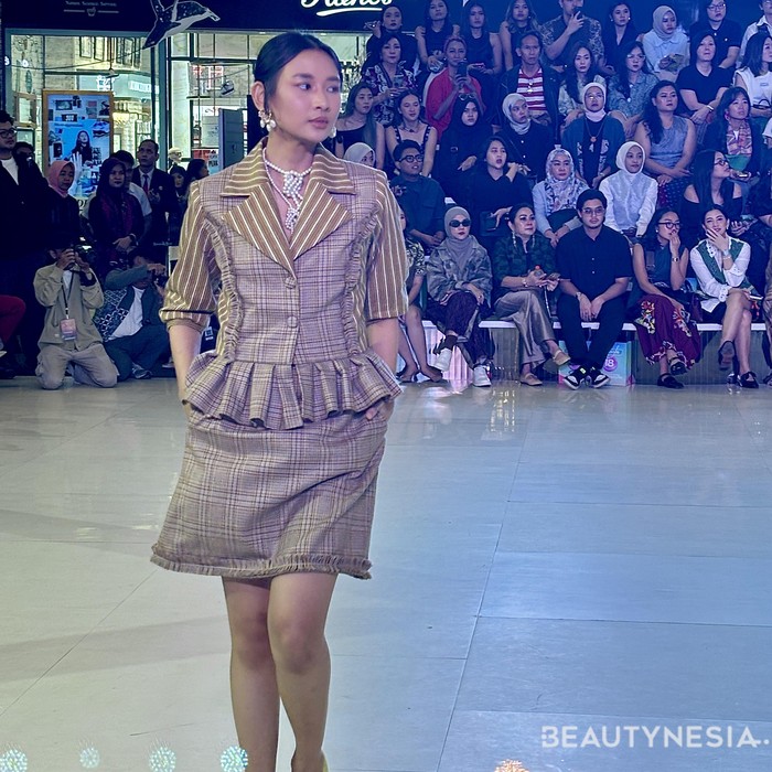Jauh dari kesan kuno, apalagi monoton. Qanagara menampilkan setelan kerja, blazer dan short skirt dengan gaya kekinian. Roknya dibuat sederhana, sementara bagian blazernya dipercantik dengan tenun lurik Solo dan ditambah aksen lipit./Foto: Rini Apriliani/Beautynesia