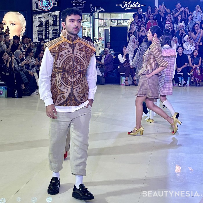 Untuk busana pria, ada padu padan kemeja dengan vest dua motif tenun. Karena vestnya sudah memiliki 'kecantikan' tersendiri, cocok dipadukan dengan busana basic, yakni kemeja putih dan celana berwarna khaki./Foto: Rini Apriliani/Beautynesia