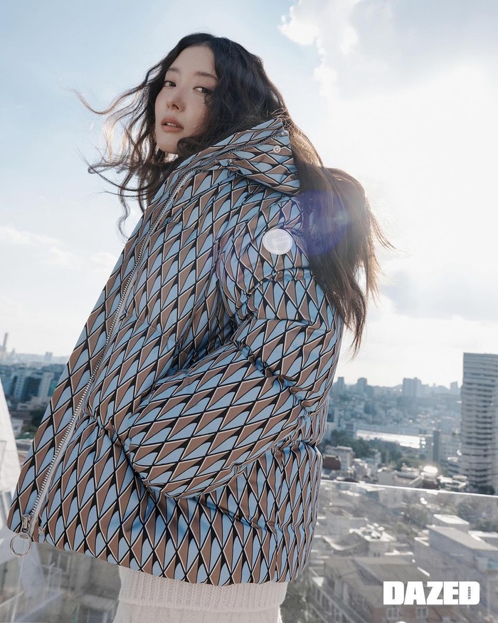 Konsep utama dari pemotretan Lee Se Young bersama DAZED Korea adalah Day and Night yang menekankan bahwa aura sang aktris akan tetap bersinar ketika hari sedang cerah maupun gelap ditengah keramaian kota metropolitan./ Foto: instagram.com/dazedkorea