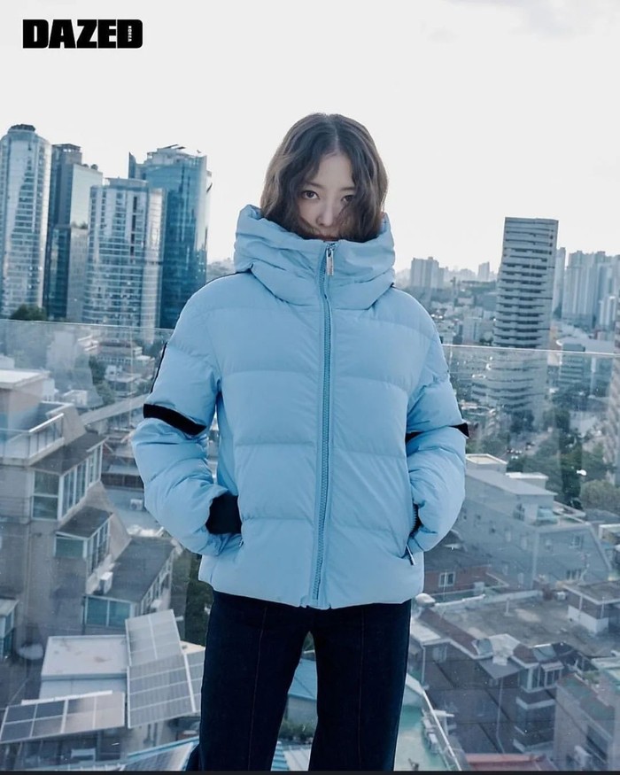Lee Se Young juga menunjukkan citra barunya sebagai Hong di drama What Comes After Love. Hong merupakan seorang siswi asal Korea dengan hati lembut dan kepribadian tangguh yang sedang mengenyam ilmu di Jepang./ Foto: instagram.com/dazedkorea