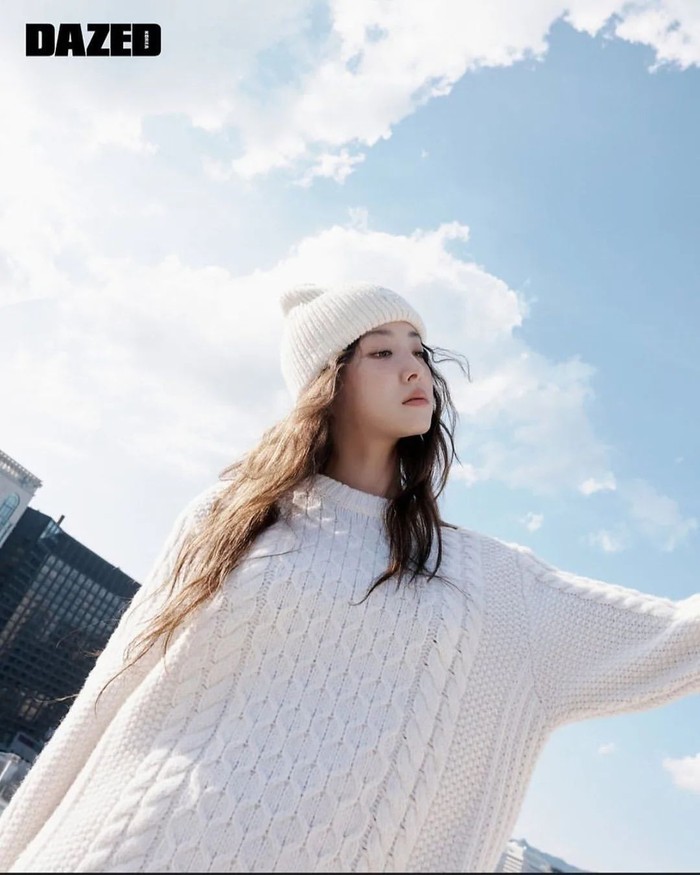 Lee Se Young mengawali Oktober dengan membagikan hasil-hasil pemotretan dan wawancara terbarunya bersama majalah DAZED Korea di edisi terbaru untuk penggemar, Beauties./ Foto: instagram.com/dazedkorea