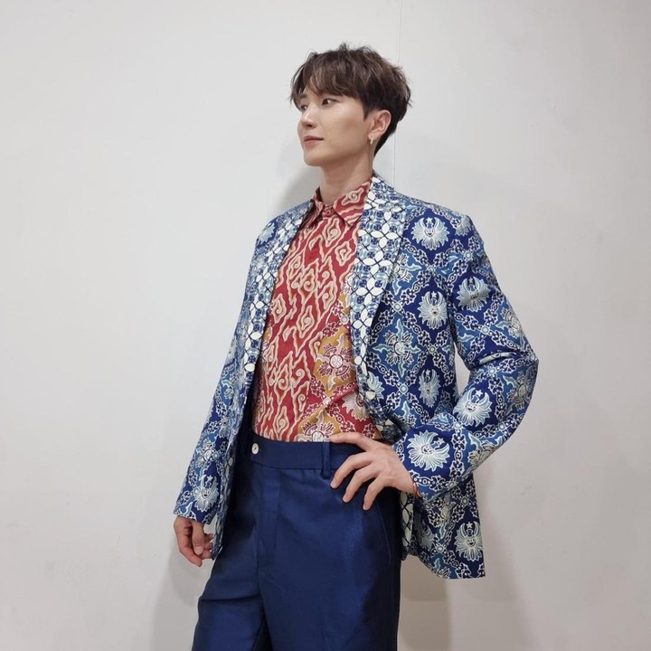 <p>Tak kalah menawan, Leeteuk dari boyband SUPER JUNIOR juga tampil memukau saat memakai batik corak mega mendung warna merah. Ia kemudian melapisinya dengan <em>blazer</em> batik berwarna biru sebagai <em>outer.</em> Batik ini merupakan hasil rancangan Ridwan Kamil, Bunda. "Terima kasih Ridwan Kamil yang telah mendesain batik ini. Terima kasih Jawa Barat dan Indonesia!" tulis Leeteuk. (Foto: Instagram @xxteukxx)</p>