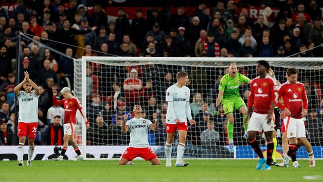 Mees Hilgers bermain penuh saat FC Twente sukses menahan imbang Manchester United pada laga perdana Liga Europa, Kamis (26/9) dini hari WIB.