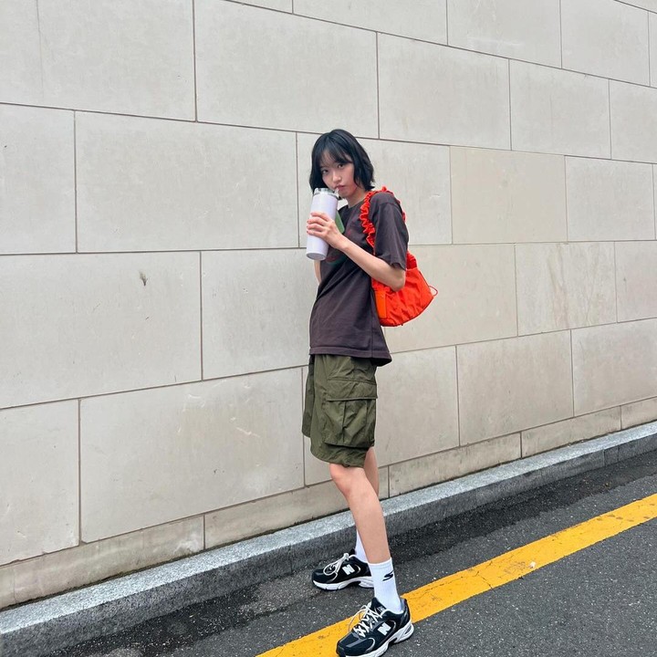 <p>Mengenakan kaus abu-abu dan celana cargo selutut, penampilan Han Ji Hyun tampak simpel dan trendi. Ditambah gaya rambut bob yang membuat OOTD ini cenderung ke arah <em>boyish style</em>, namun kecantikan Han Ji Hyun tetap terpancar, ya (Foto: Instagram @hanjiji54)</p>