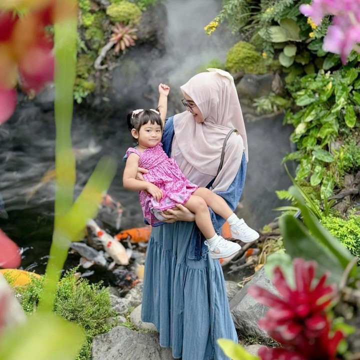 <p>Anak semata wayang Ria Ricis, Cut Raifa Aramoana, kini sudah genap berusia dua tahun, Bunda. Gayanya pun semakin terlihat menggemaskan, lho. (Foto: Instagram: @riaricis1795)</p>