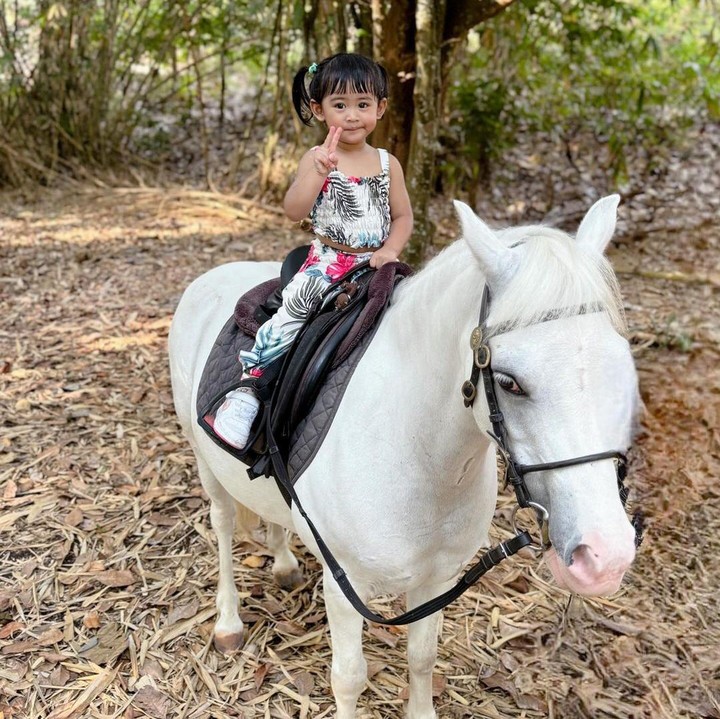 <p>Melihat dari laman Instagram sang Bunda, Moana tumbuh menjadi anak yang aktif dan ceria. Moana bahkan kerap mengikuti kegiatan sang Bunda seperti bermain di pantai atau menunggangi kuda. (Foto: Instagram: @riaricis1795)</p>