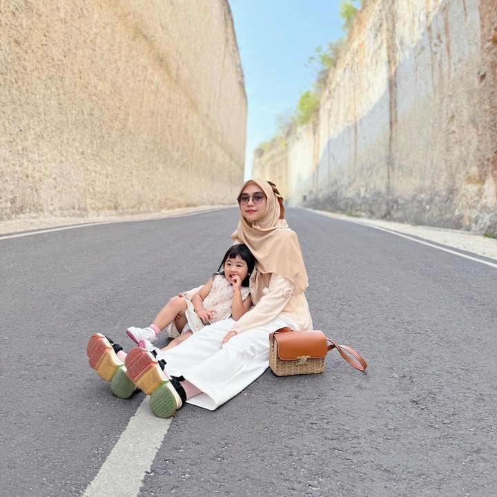 <p>Bunda, kita doakan agar Moana tumbuh menjadi anak yang menjadi kebanggaan bagi kedua orang tuanya, ya. Semoga Moana juga selalu mendapatkan cinta dan kasih sayang dari orang-orang di sekitarnya. (Foto: Instagram: @riaricis1795)</p>