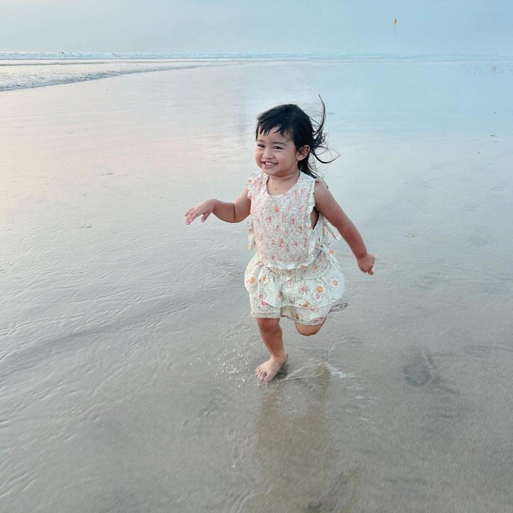 <p>"Padahal dulu pas keluar dari perut (Moana) nangis," tulis Ria Ricis seraya mengunggah potret Moana yang sedang tertawa. (Foto: Instagram: @riaricis1795)</p>