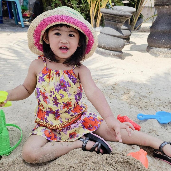 <p>Pada salah satu unggahan, Moana tampak lucu mengenakan baju pantai bermotif bunga sambil tersenyum ceria. Penampilannya semakin memesona dengan topi besar warna krem dan pink. (Foto: Instagram: @riaricis1795)</p>
