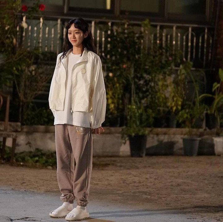 <p><em>Outfit</em> Han Ji Hyun yang satu ini terlihat kasual. Ia menggunakan celana panjang yang warnanya sangat cocok dipadukan dengan kaus <em>oversize</em>, jaket, serta sepatu putihnya. Ini bisa dijadikan inspirasi <em>outfit</em> kasual, Bunda. (Foto: @hanjiji54)</p>