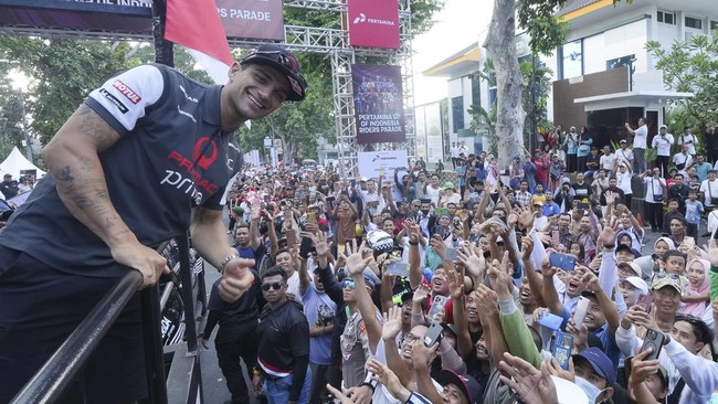 Pembalap Pramac Ducati, Jorge Martin mengaku menikmati momen parade MotoGP yang digelar di Mataram jelang MotoGP Mandalika Pertamina 2024.
