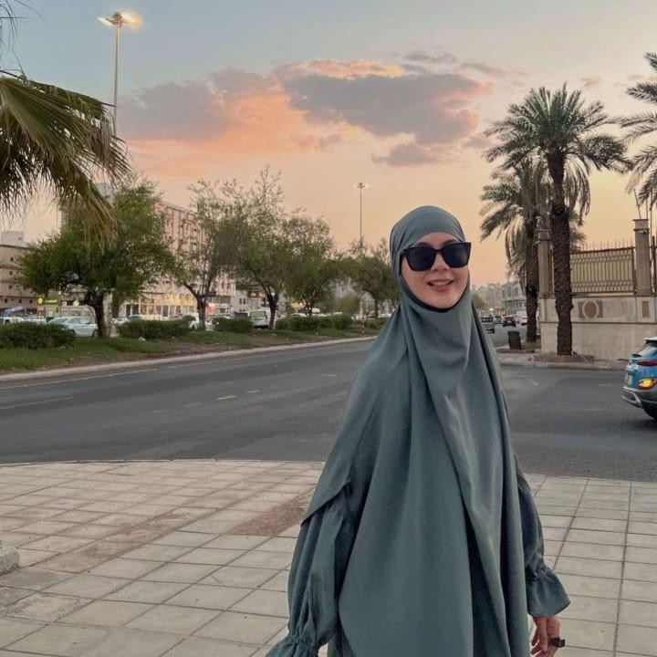 <p>Selain itu, Paula juga terus update perkembangan anak-anak lewat guru mereka, Bunda. "Mama<em> insyaallah</em> akan selalu kasih yang berbaik untuk kakak yah. <em>Insyaallah</em> mama selalu akan ada waktu dan berhatian buat kakak dan adek... Nanti kita basket dan tennis ya kak... tunggu mama pulang sayang," tulisnya. (Foto: Instagram @paula_verhoeven)</p>
