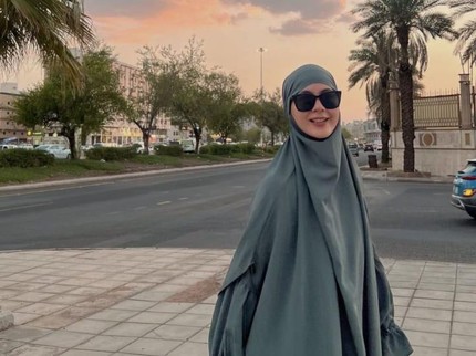5 Potret Paula Verhoeven Umrah, Teringat Anak hingga Bawa Kaus Kaki Si Bungsu