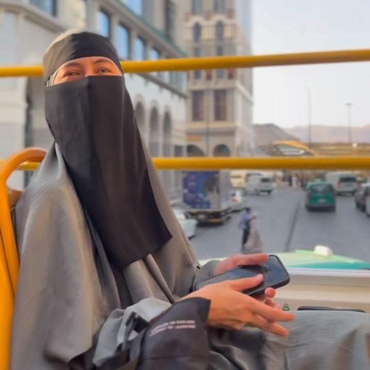 <p>Paula Verhoeven tengah menjalani ibadah umrah, Bunda. Momen-momen perjalanan dan aktivitasnya selama ke Tanah Suci, Mekkah, dibagikan lewat akun Instagram pribadi. "Ternyata seru juga yaa. <em>View-nya Masyaallah</em> dan kita dikasih earphone untuk dijelasin sejarah-sejarah di sekitarnya (bisa pilih beberapa bahasa)," tulisnya di salah satu unggahan. (Foto: Instagram @paula_verhoeven)<br /><br /><br /></p>