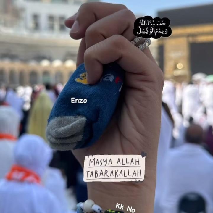 <p>Diketahui, Paula berangkat ke Mekkah tanpa kedua putranya, Kiano Tiger Wong dan Kenzo Eldrago Wong. Untuk mengobati rasa rindu, Paula sampai membawa kaus kaki si bungsu ke sana. (Foto: Instagram @paula_verhoeven)<br /><br /><br /></p>