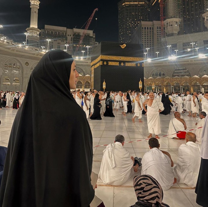 <p>Dalam unggahan-unggahannya, Paula terlihat sangat menikmati momen saat berada dekat dengan Baitullah. Potret-potretnya pun menuai banyak reaksi dari netizen, termasuk doa kebaikan. "Semoga @paula_verhoeven kuat Dan sentiasa Istiqomah," tutur akun @azmah****. (Foto: Instagram @paula_verhoeven)<br /><br /><br /></p>