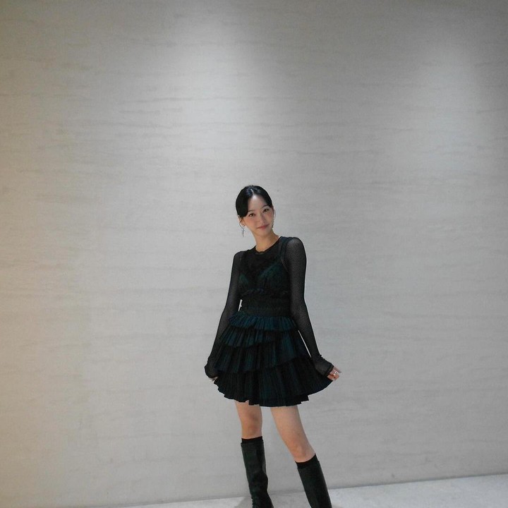 <p>Penampilan Han Ji Hyun terlihat <em>classy</em> saat memadukan dress hitam dengan <em>boots</em> hitam. Gaya rambut dan aksesori berupa anting turut menunjang <em>outfit</em>-nya jadi semakin terlihat elegan. (Foto: Instagram @hanjiji54)</p>
