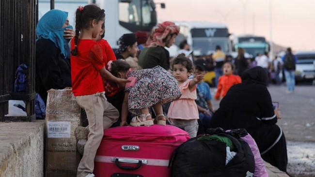 Ribuan warga Lebanon mengungsi ke Suriah menyusul serangan udara Israel ke negara itu untuk memerangi Hizbullah yang terus berlanjut sejak awal pekan ini.