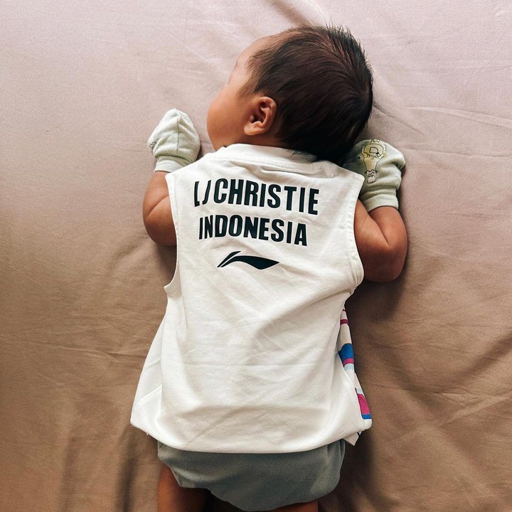 <p>Kaos yang dipakai oleh Jayden merupakan kaos tanpa lengan berwarna putih bertuliskan L. J. Christie. Nama ini bisa berarti singkatan namanya maupun nama lengkap sang Ayah, yakni Leonardus Jonathan Christie. (Foto: Instagram: @shanju)</p>